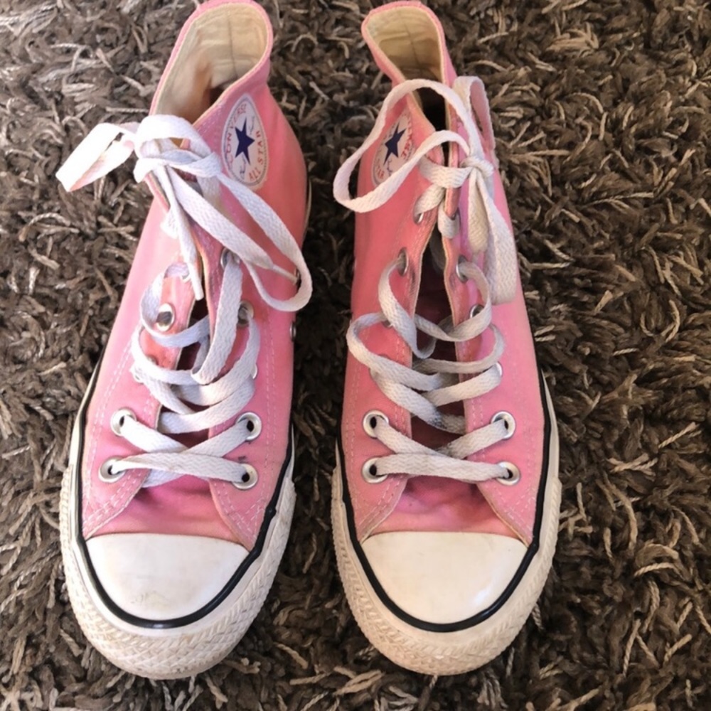 Women’s pink converse